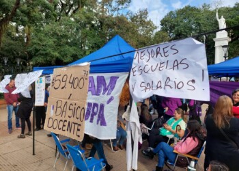 Docentes en lucha acampan frente a Casa de Gobierno
