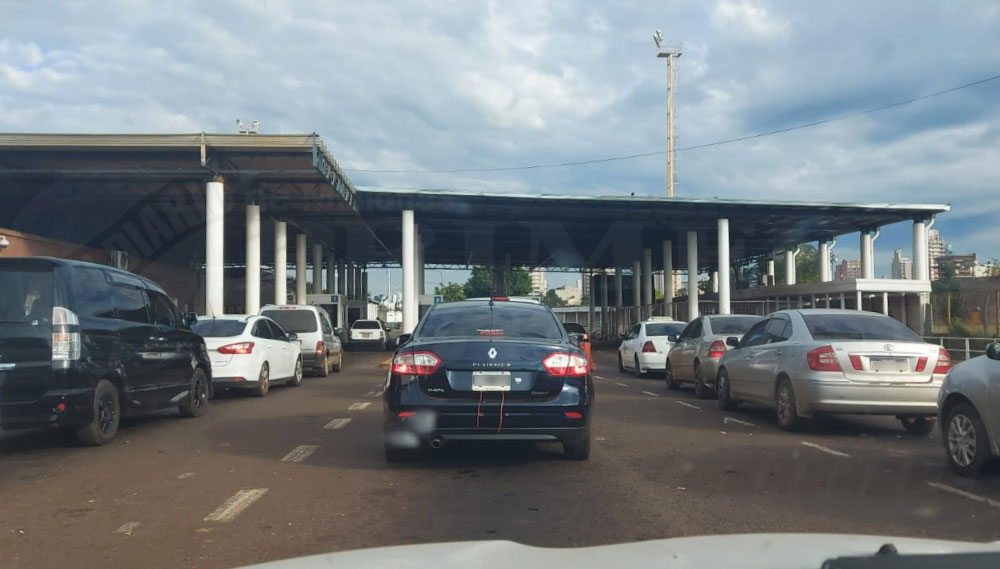 Filas en el puente: Encarnación vuelve a reclamar más casillas habilitadas las 24 horas