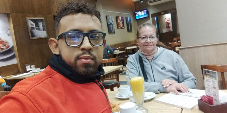 CONTENCIÓN FAMILIAR. César junto a su mamá, Cristina Dávalos, siempre a su lado al igual que su papá Raúl Maman.