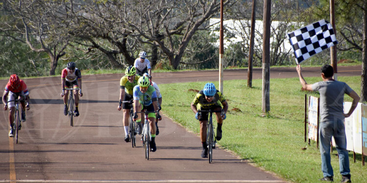 SPRINT FINAL. Los ciclistas hicieron un enorme esfuerzo para completar las carreras de las diferentes categorías y vieron caer la bandera a cuadros.