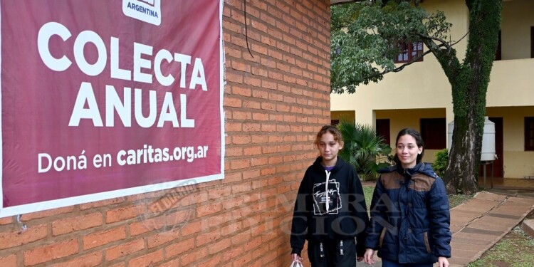 SOLIDARIDAD. Muchos feligreses aprovecharon los horarios de las misas para colaborar con la colecta anual de Cáritas, mientras que otros se acercaron a las distintas parroquias para donar y ayudar a los más humildes.