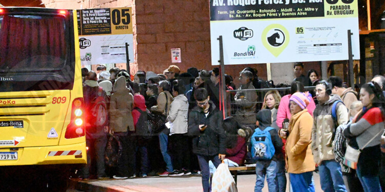 “DESASTRE EN TODOS LADOS”. La postal constante en las paradas fue de gente agolpada para tomar el colectivo.
