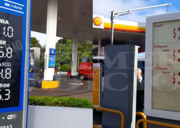 Crece la brecha: en Iguazú por cada litro de nafta súper se paga hasta $15 más que en Posadas