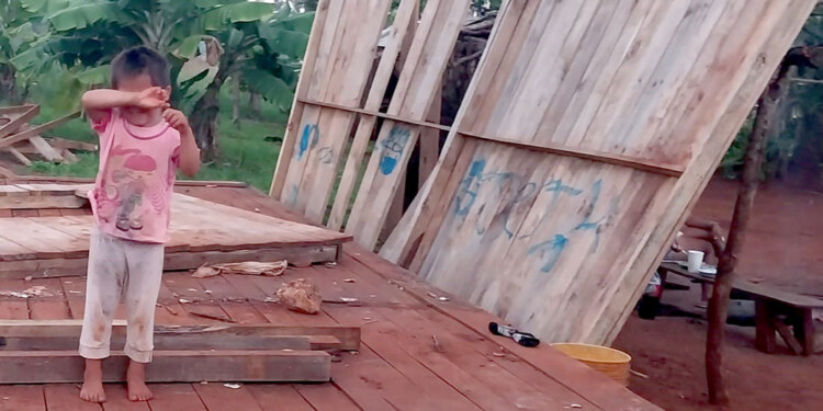 SIN RESPUESTAS. Como no volvieron a finalizar la casa, las paredes comenzaron a caerse y finalmente hubo un incidente donde una niña terminó con heridas al desplomarse parte de la estructura de madera construida.