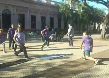 En pleno acampe, docentes también dedican tiempo al ejercicio físico