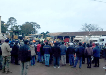 Trabajadores municipales reclamaron los pases a planta en Eldorado