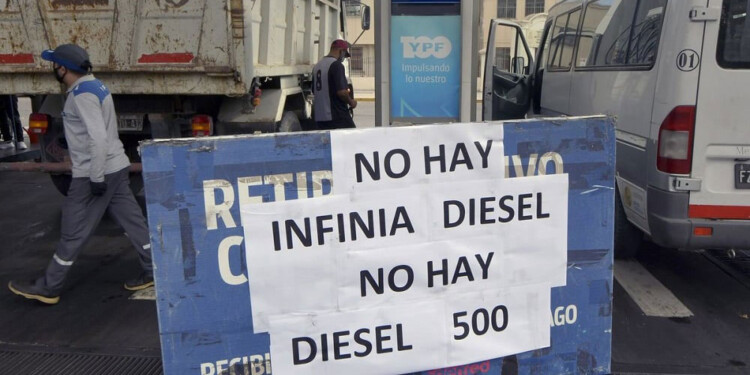 ESCASEZ. Hace un año, Argentina atravesó una crisis ante la falta de gasoil por problemas con las importaciones.