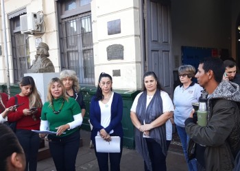 Protesta de padres en la Escuela Nº1 de Posadas por problemas edilicios y falta de docentes