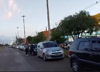 Interminable fila de autos para cruzar de Encarnación a Posadas