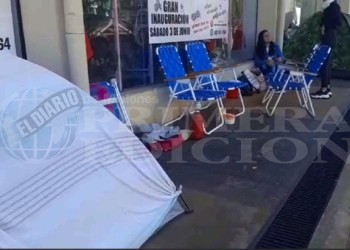 Insólito: acampan a la espera de la apertura de un nuevo comercio en Posadas