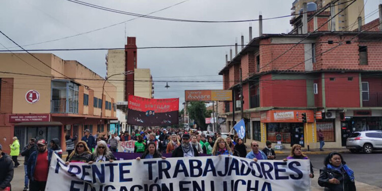 El Frente de Trabajadores de la Educación en Lucha se movilizó esta mañana en Posadas