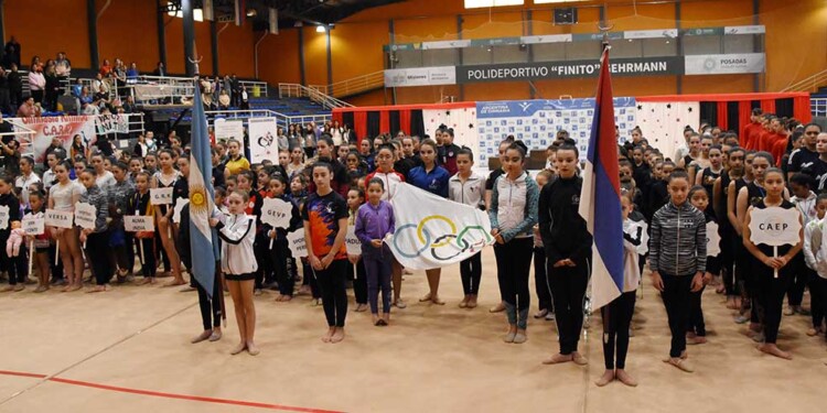 PRESENTACIÓN. Banderas de ceremonias y los clubes participantes, en el lanzamiento en el “Finito” Gerhmann.