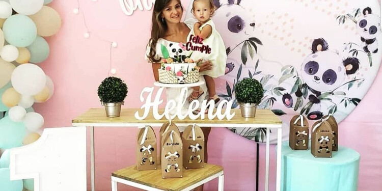 RECUERDO. Una de las pocas imágenes que Yenny subió a su cuenta de Facebook del único cumpleaños que festejó de su pequeña.