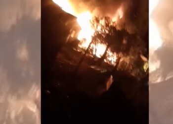 Incendio consumió un depósito y auto en El Soberbio
