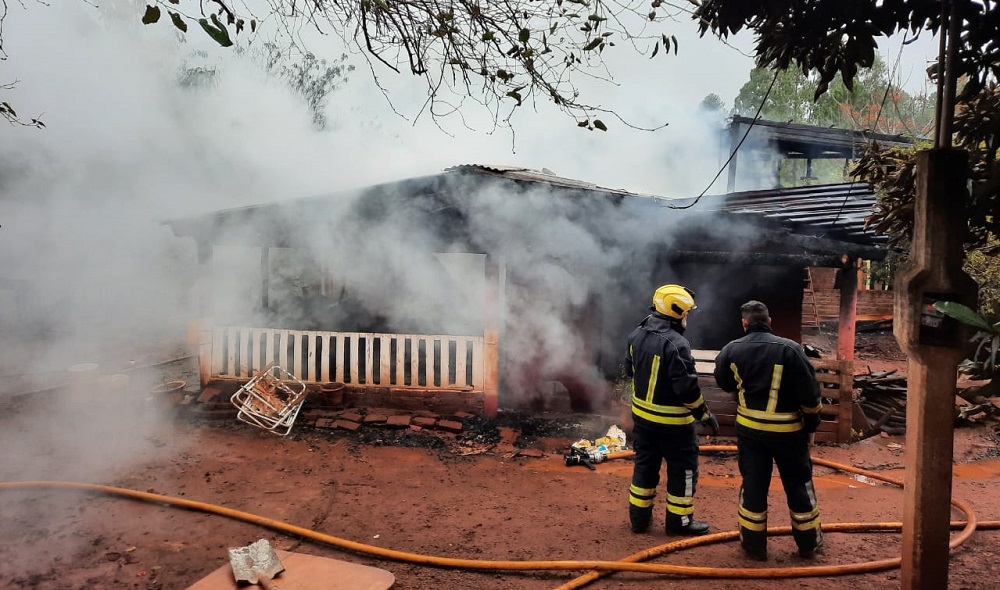 Madre y sus cuatro hijos se salvaron de un incendio en Oberá - Primera ...