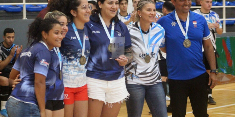 ARRIBA LAS CHICAS. El rugby femenino quedó en manos del ISEF de Corrientes.