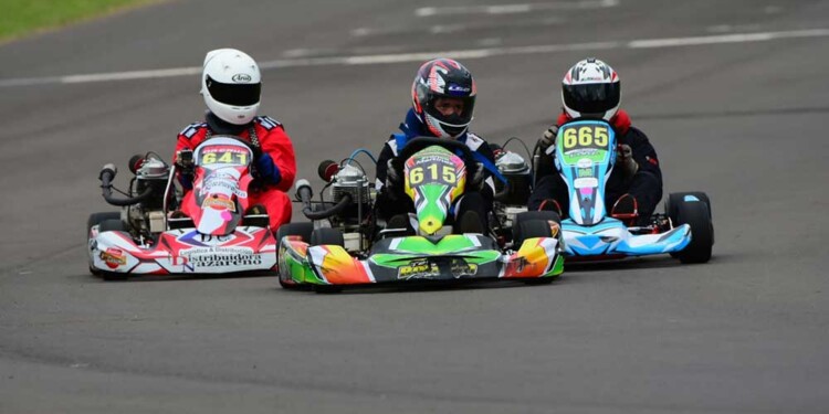 VUELVE EL SHOW. Todo listo para una nueva presencia de los karts en el asfalto obereño. Ya calientan los motores.