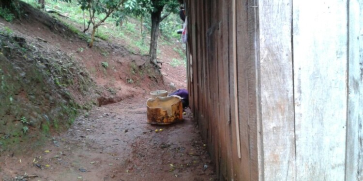 LA ESCENA. El acusado arrastró el cuerpo de la víctima y lo dejó detrás de los recipientes plásticos. Luego huyó.