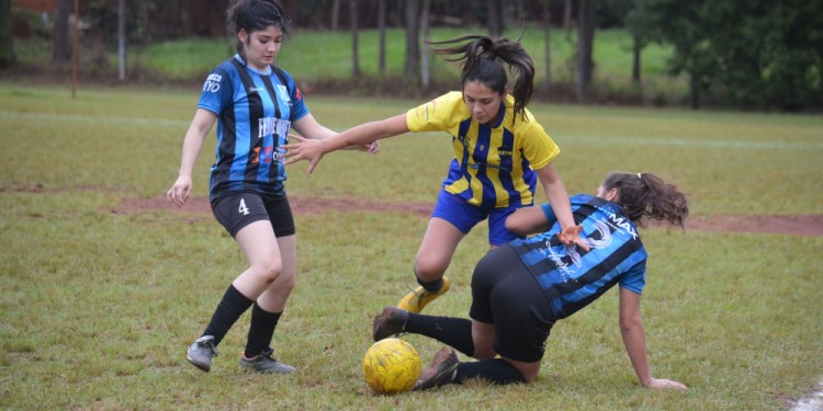 NO PASARÁ. La defensora de Racing va al piso para evitar un ataque rival. (Foto LROF).