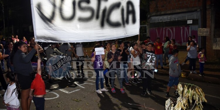 PROTESTA. Vecinos volvieron a la calle en solidaridad con la familia de la presunta víctima, frente a la casa del acusado.
