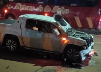 Una joven motociclista falleció en choque con una camioneta