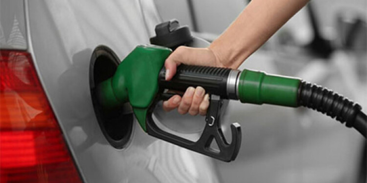 LLENAR EL TANQUE. Un desafío cada vez más difícil de cumplir para las familias argentinas.