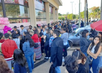 La fila para ingresar a mayorista de ropas en Posadas no deja de crecer