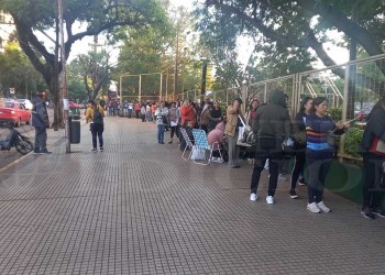 Extensas filas de padres para preinscribir a futuros ingresantes del CEP 4