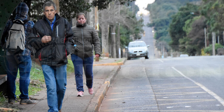 CAMINAR EN EL FRÍO. Los trabajadores y estudiantes que no “faltaron” debieron moverse a pie para llegar.