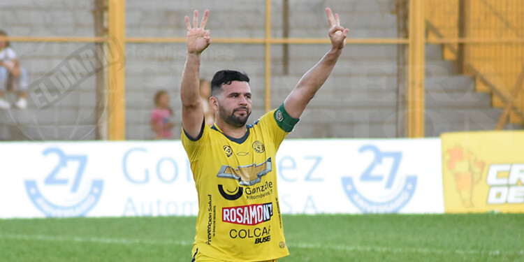 Álvarez y el ahora famoso “33” hecho con las manos, como símbolo de los goles que lleva en el club.