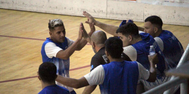 A FESTEJAR. Emanuel Ríos celebra junto a Eduardo Mattos, Alexis Tuzes y Fabri Salinas. Los plásticos, adentro. (Foto gentileza Futsal Auténtico).
