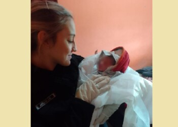 Una policía y una vecina se vistieron de parteras y ayudaron a una madre a dar a luz