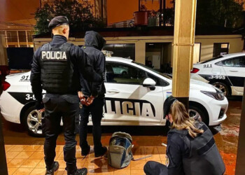 Se ocultó en un basurero luego de romper una vidriera y robar cuatro iPhone