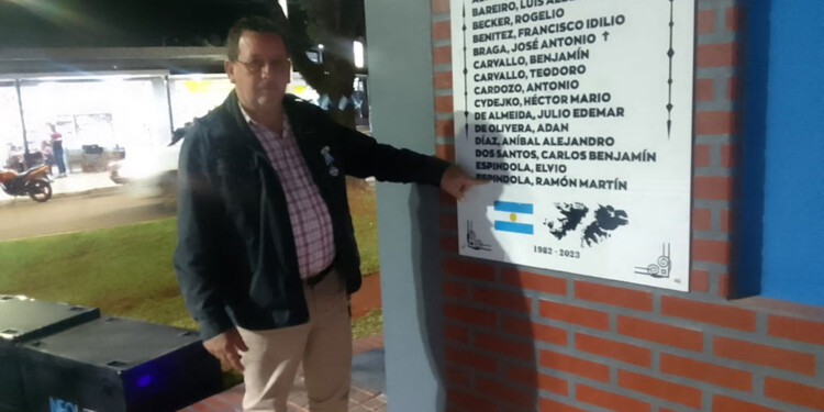 LISTA DE SOLDADOS. Ramón forma parte del Centro de Ex Combatientes de San Vicente.