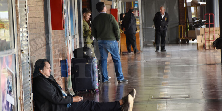 A ESPERAR. Pasajeros, a quienes no les quedó otra que aguantar la espera hasta el fin de la medida de fuerza se acomodaron a su modo en la terminal.
