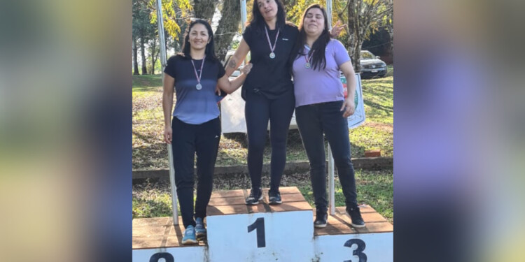 ARRIBA LAS CHICAS. Ferreyra, escoltada por González y Rueda.