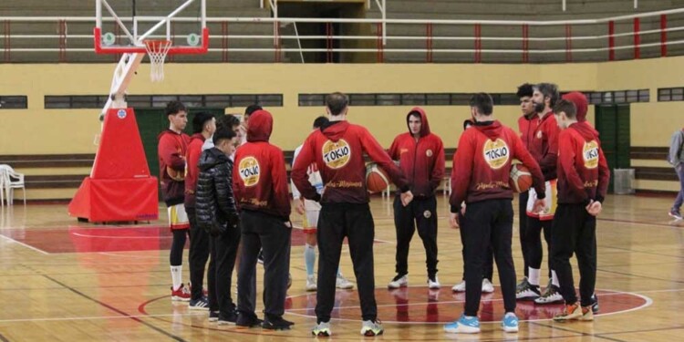 LUSIÓN. El conjunto de la tierra colorada llegó ayer a Rosario y hoy buscará barrer la serie ante el fuerte Provincial.