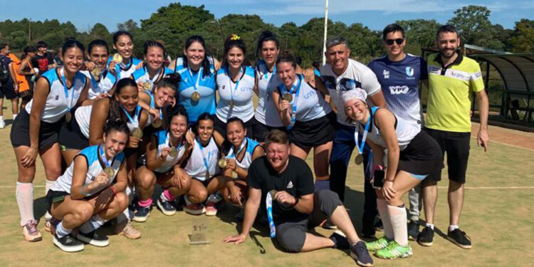 SE LLEVARON EL ORO. Las chicas de la UNaM fueron campeonas en hockey.