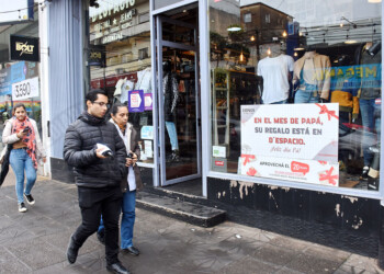 Venta de indumentaria: “Más que nada traemos ropa liviana, de media estación”