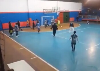 Partido de futsal terminó en batalla campal en el Club Brown