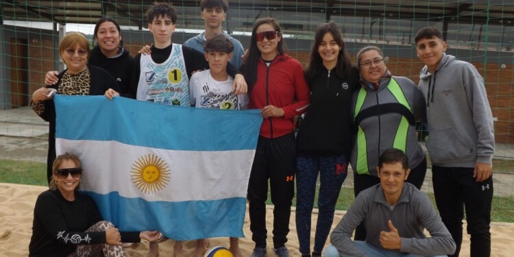 CON LOS CAMPEONES. Bauti y Nico, con la hinchada misionera.