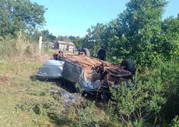 Una mujer resultó herida en un violento despiste y vuelco en Campo Viera