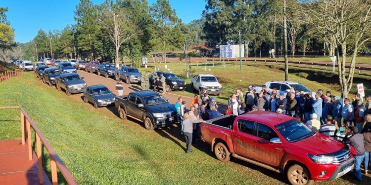 MOVILIZACIÓN. Trabajadores rurales de San Pedro se concentran este jueves en contra de las medidas de control del Ministerio de Trabajo y UATRE.
