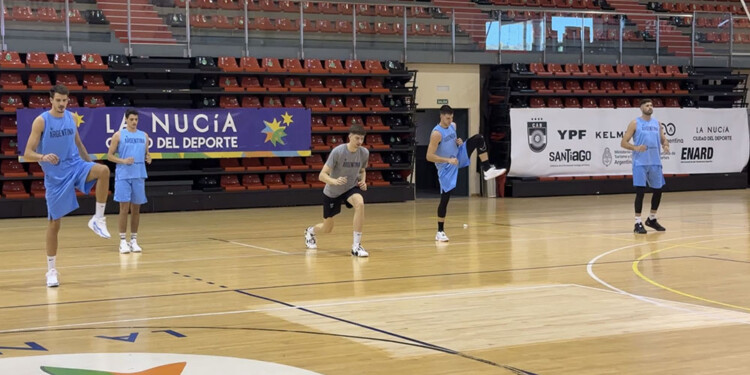 ILUSIÓN. Juani, al fondo de la imagen, entrena junto al equipo nacional (Prensa CAB)
