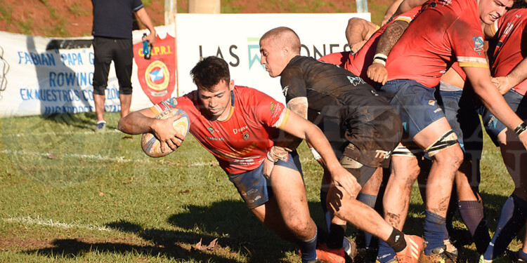 AL TRY. Santiago Horrisberger se dispone a apoyar, luego de un notable scrum ejecutado por el pack “Azzurro”.