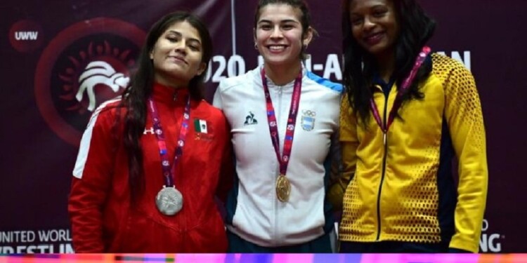 EN LO MÁS ALTO. La misionera, en lo alto del podio, junto a la mexicana Rojas Chávez y la colombiana Hurtado Lerma. Ya tiene boleto hacia Polonia.