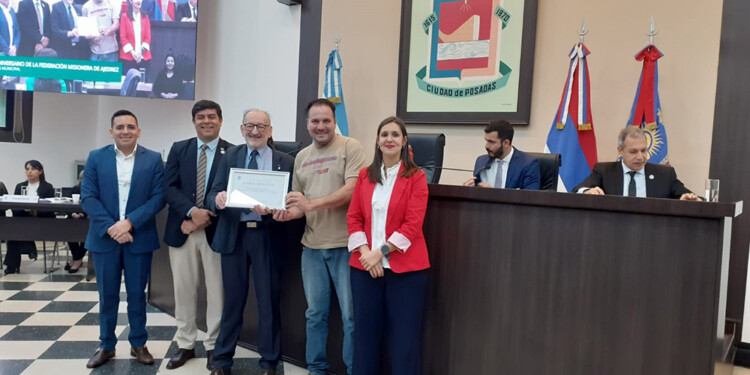 A PLENO. Julio López, presi de FeMidA, con la declaración de Interés Municipal. (Gentileza FeMidA)