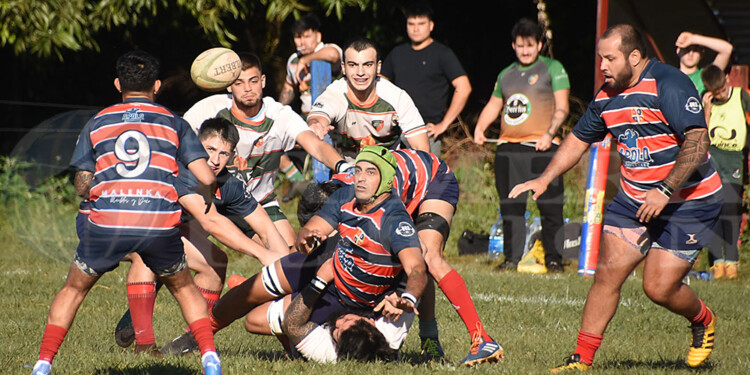 LO HABILITA. Matías Mauri ya soltó la pelota hacia Nicolás Rodríguez Mareco, la gran figura del clásico de ayer.