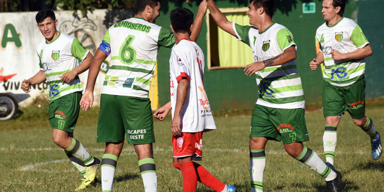 FESTEJO. Jugadores de La Picada celebran uno de los tres tantos que le marcaron a Huracán, en Villa Cabello.