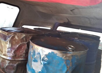 Transportaba mil litros de nafta en una Ford F100